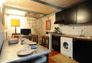 A kitchen or kitchenette at Residenza Branca Della Ripa
