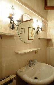 A bathroom at Residenza Branca Della Ripa