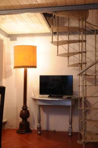 A television and/or entertainment centre at Residenza Branca Della Ripa
