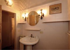 A bathroom at Residenza Branca Della Ripa