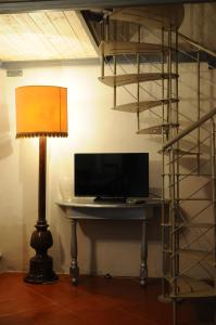 A television and/or entertainment centre at Residenza Branca Della Ripa