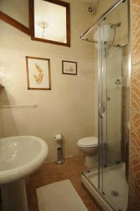 A bathroom at Residenza Branca Della Ripa