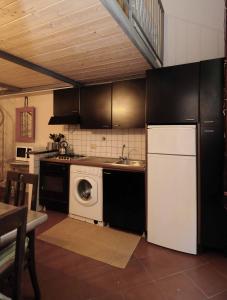 A kitchen or kitchenette at Residenza Branca Della Ripa