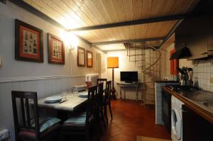 A kitchen or kitchenette at Residenza Branca Della Ripa