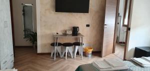 A television and/or entertainment centre at Le Rustiche Foresteria