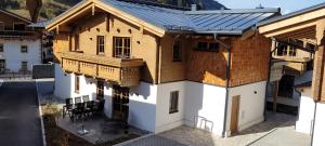 widok z powietrza na dom z metalowym dachem w obiekcie Hochalmbahnen Chalets Rauris 1-09 WE2, Maislaufeldweg 1i OG w mieście Rauris