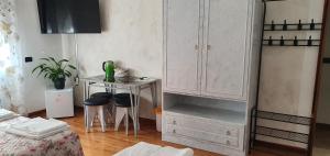 A television and/or entertainment centre at Le Rustiche Foresteria