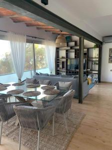een woonkamer met een tafel en stoelen en een bank bij Villa Bella in Castelldefels