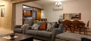 uma sala de estar com um sofá e uma mesa em Villa at Piacera Resort-seaview em Ain Sokhna