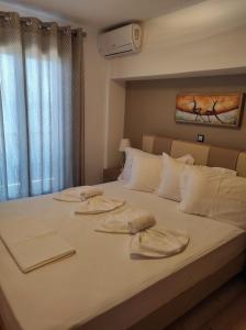 Postel nebo postele na pokoji v ubytování Astradeni luxury apartments Stefanos