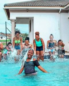 un grupo de personas en una piscina en Luqa BnB, en Empangeni