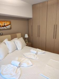 Postel nebo postele na pokoji v ubytování Astradeni luxury apartments Stefanos