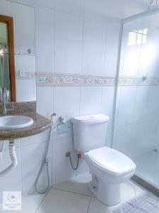 Baño blanco con aseo y lavamanos en Spazio Martinelli, en Santa Teresa