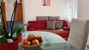 una habitación con una mesa con un tazón de manzanas. en Apartments Blažič, en Kranjska Gora