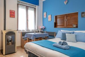 Tempat tidur dalam kamar di Bilocale blue relax