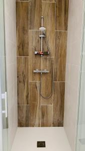 a shower with a hose in a bathroom at LE COMMODORE Maison avec piscine/parking/wifi/plages 5kms in Les Mathes