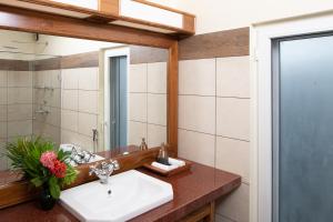La salle de bains est pourvue d'un lavabo et d'un miroir. dans l'établissement Fateh's Retreat, Homestay, à Sawai Madhopur