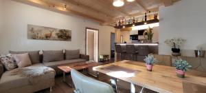 Istumisnurk majutusasutuses Hochalmbahnen Chalets Rauris 1-14 WE2 Maislaufeldweg1l EG