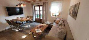 - un salon avec un canapé et une table dans l'établissement Hochalmbahnen Chalets Rauris 1-14 WE2 Maislaufeldweg1l EG, à Rauris