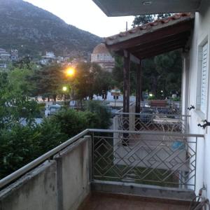 un balcón de una casa con vistas a la ciudad en Villa Kallia's, en Vília