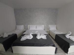 um quarto com uma cama com toalhas brancas em AmA em Constança