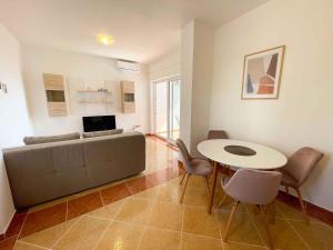 Televízia a/alebo spoločenská miestnosť v ubytovaní Apartment in Crikvenica 43069