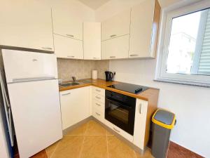 Kuchyňa alebo kuchynka v ubytovaní Apartment in Crikvenica 43069