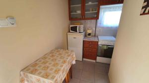 A kitchen or kitchenette at Holiday home in Balatonmariafürdo 43119