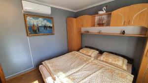 A bed or beds in a room at Holiday home in Balatonmariafürdo 43119