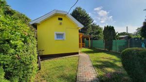 A garden outside Holiday home in Balatonmariafürdo 43119