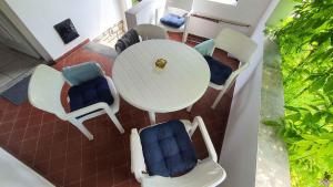 widok na górny stół i krzesła w obiekcie Holiday home in Siofok - Balaton 43127 w Siófoku +10 zdjęć