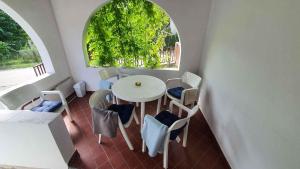 stół i krzesła w pokoju z oknem w obiekcie Holiday home in Siofok - Balaton 43127 w Siófoku