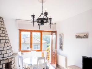 ein Esszimmer mit einem Tisch und einem Fenster in der Unterkunft Charming holiday home in Sanxenxo with private terrace in Sanxenxo