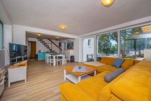 Televízia a/alebo spoločenská miestnosť v ubytovaní Holiday home in Klenovica 43094