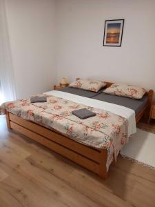 a bedroom with two twin beds with at Apartment in Dramalj 42941 in Dramalj