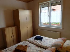 Habitación pequeña con cama y ventana en Apartment in Ilmenau 42915, en Ilmenau
