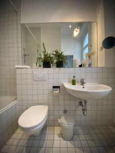 Een badkamer bij The New Yorker Hotel Köln-Messe