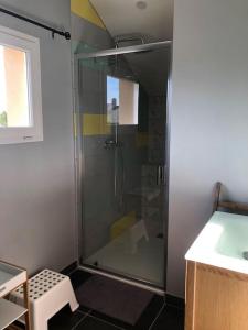 um chuveiro com uma porta de vidro na casa de banho em Le logis du Chesnot em Saint-Quentin-sur-le-Homme