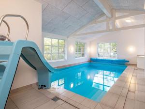 una piscina cubierta con un tobogán en una casa en Holiday home Sæby CXXV, en Saeby