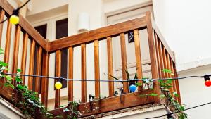- un balcon en bois avec des œufs de l'est dans l'établissement Maison Saintonge, à Paris