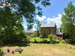 vistas a la casa desde el patio en Gezellige Typisch Ardense woning met Jacuzzi en grote tuin in prachtige omgeving, en Houffalize