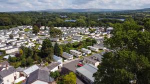 una vista aérea de una pequeña ciudad con casas en 19 Barnacre Scorton Six Arches caravan park, en Scorton
