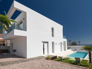 biały dom z basenem w obiekcie Villa Eliseo - private pool and sea views I 2400 w mieście San Roque