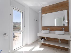 łazienka z dwiema umywalkami i dużym lustrem w obiekcie Villa Eliseo - private pool and sea views I 2400 w mieście San Roque