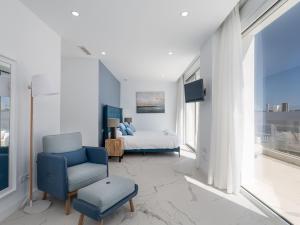 Telewizja i/lub zestaw kina domowego w obiekcie Villa Eliseo - private pool and sea views I 2400