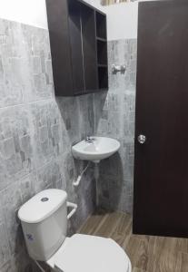 La salle de bains est pourvue de toilettes et d'un lavabo. dans l'établissement Deep Forest Posadas Ecoturisticas, à El Zaino