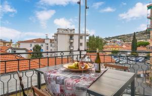 uma taça de fruta numa mesa na varanda em Miriam Sweet Home em Arma di Taggia