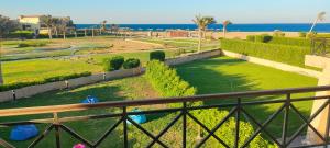Elle comprend un balcon offrant une vue sur le parc et l'océan. dans l'établissement Villa at Piacera Resort-seaview, à Ain Sokhna
