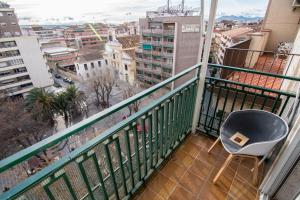 balcón con silla y vistas a la ciudad en Estudio en zona centro de Granada, en Granada