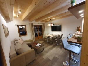 a living room with a couch and a table at Hochalmbahnen Chalets 13W1, Ulme, nahe Gondel, Hunde willkommen in Rauris